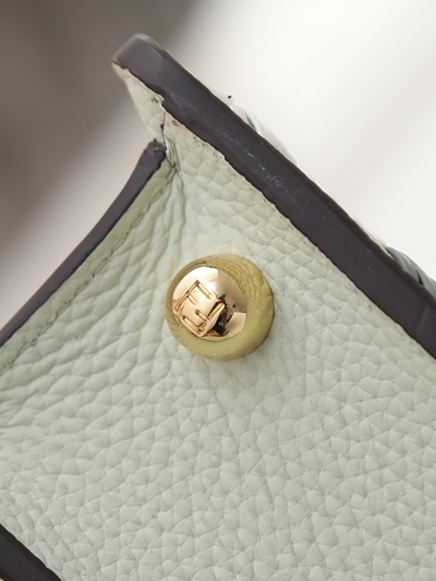 フェンディバッグ角部分ディテール